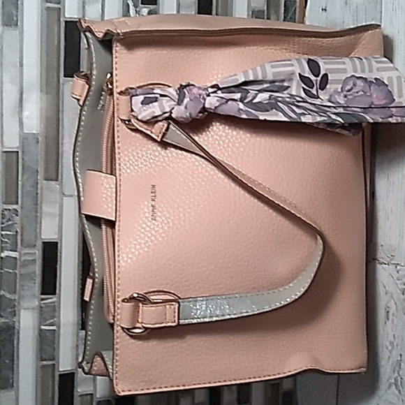 Anne Klein peach color bag with matching wristlet - Picture 2 of 6